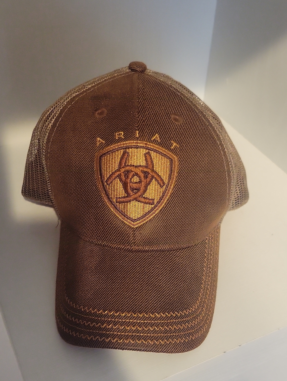 Ariat One Size Like New Brown and Tan Shield Logo Mesh Cap